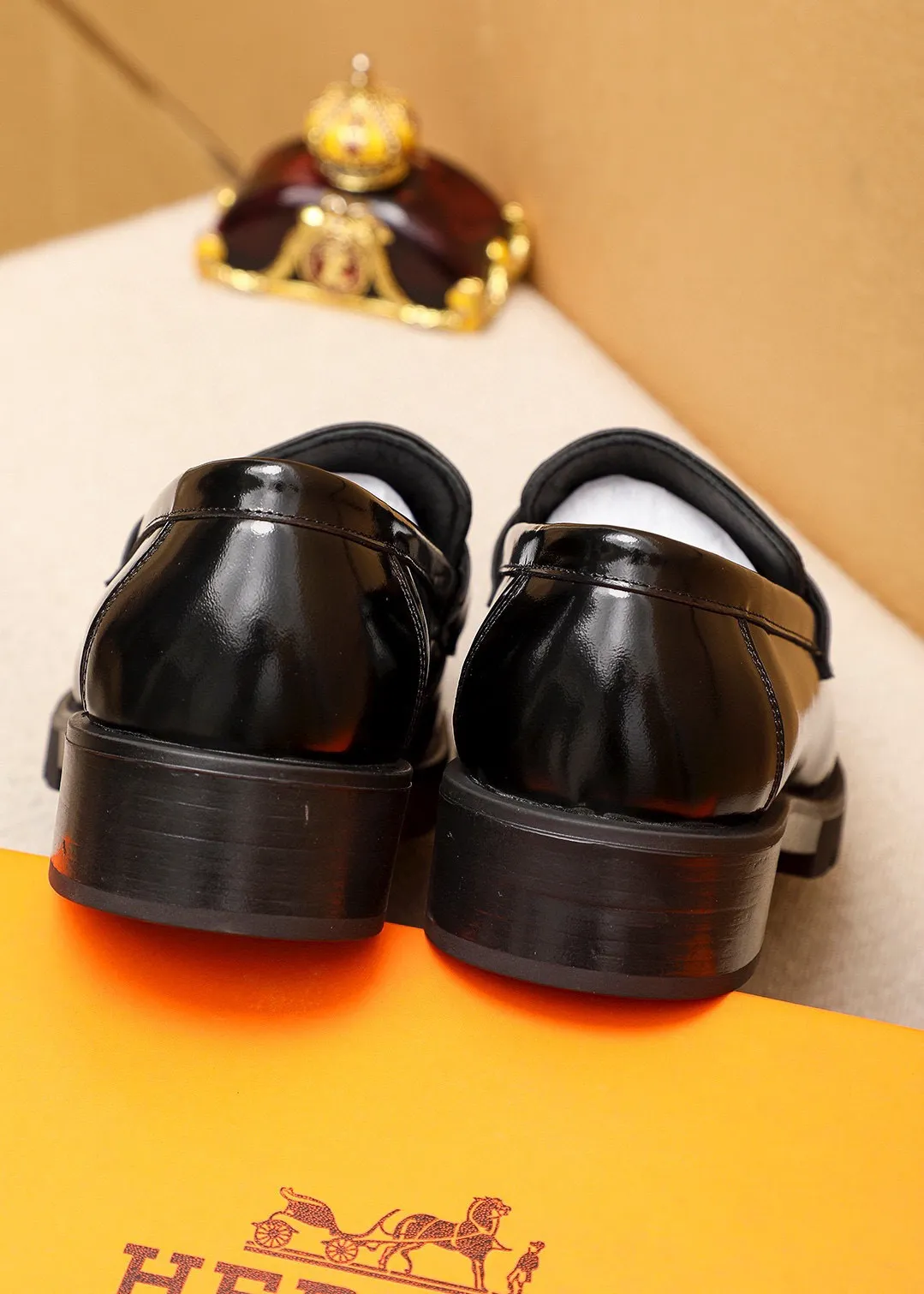 Men's shoes 💰460 💐 Product trademark: HERMES "Hermès" casual leather shoes Regular size: 39-44 (38.45🉑️customized) Product materials: Selected imported first-layer open-edge beaded cowhide upper + classic hardware buckle, imported water-dyed 🐂 cowhide lining. Strong three-dimensional visual effect, non-slip and wear-resistant rubber outsole Color: 1⃣️color optional